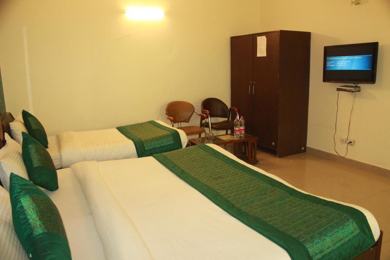 Hotel Smart Plaza Új-Delhi Kültér fotó
