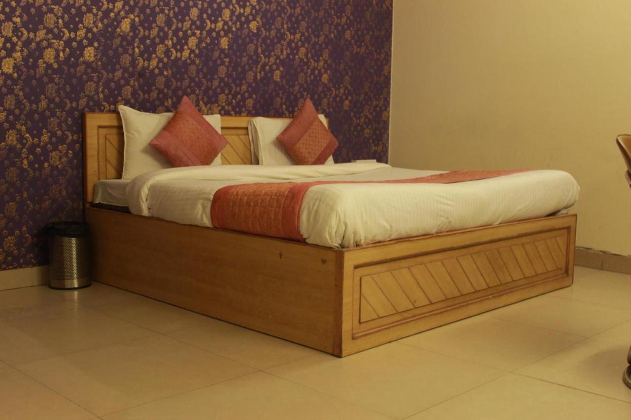 Hotel Smart Plaza Új-Delhi Kültér fotó