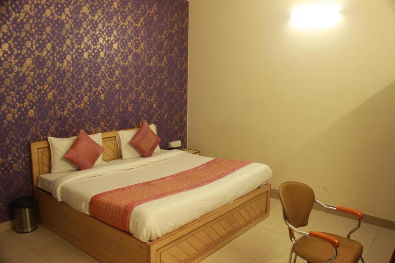 Hotel Smart Plaza Új-Delhi Kültér fotó